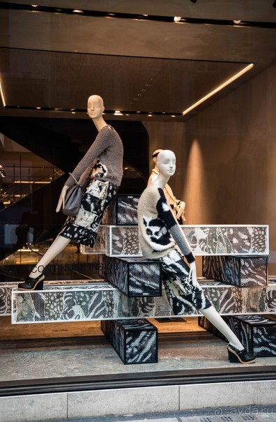 Альбом отзыва "ВИТРИНЫ БОНД СТРИТ В ФЕВРАЛЕ 2017"