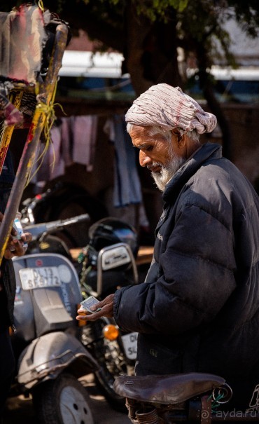 ЛЮДИ НА УЛИЦАХ ДЕЛИ В НАЧАЛЕ ФЕВРАЛЯ