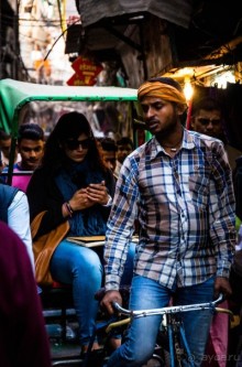 ЛЮДИ НА УЛИЦАХ ДЕЛИ В НАЧАЛЕ ФЕВРАЛЯ