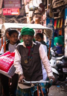 ЛЮДИ НА УЛИЦАХ ДЕЛИ В НАЧАЛЕ ФЕВРАЛЯ