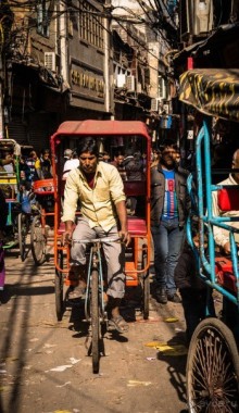 ЛЮДИ НА УЛИЦАХ ДЕЛИ В НАЧАЛЕ ФЕВРАЛЯ