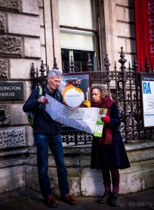 ЛЮДИ НА УЛИЦАХ ЛОНДОНА В ЯНВАРЕ