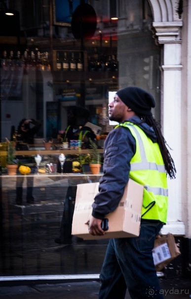 ЛЮДИ НА УЛИЦАХ ЛОНДОНА В ЯНВАРЕ