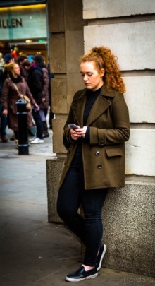 ЛЮДИ НА УЛИЦАХ ЛОНДОНА В ЯНВАРЕ