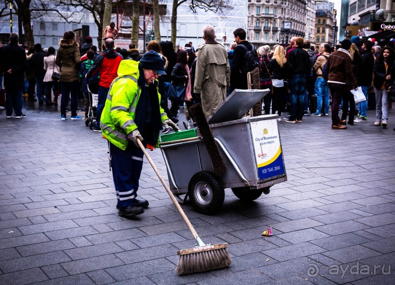 ЛЮДИ НА УЛИЦАХ ЛОНДОНА В ЯНВАРЕ