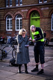 ЛЮДИ НА УЛИЦАХ ЛОНДОНА В ЯНВАРЕ