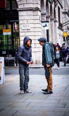 ЛЮДИ НА УЛИЦАХ ЛОНДОНА В ЯНВАРЕ