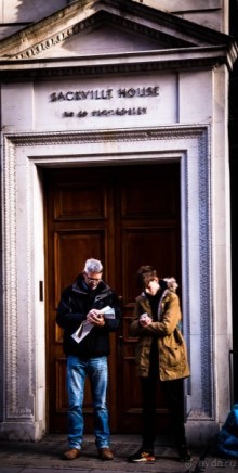 ЛЮДИ НА УЛИЦАХ ЛОНДОНА В ЯНВАРЕ