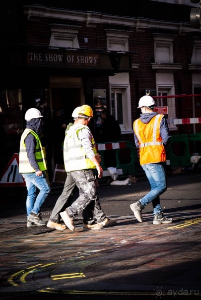 ЛЮДИ НА УЛИЦАХ ЛОНДОНА В ЯНВАРЕ