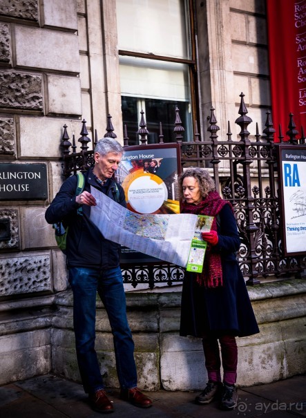 ЛЮДИ НА УЛИЦАХ ЛОНДОНА В ЯНВАРЕ