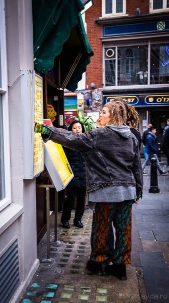 ЛЮДИ НА УЛИЦАХ ЛОНДОНА В ЯНВАРЕ