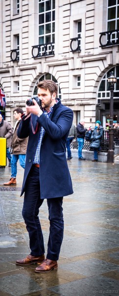 ЛЮДИ НА УЛИЦАХ ЛОНДОНА В ЯНВАРЕ