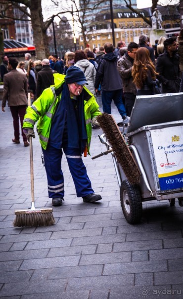 ЛЮДИ НА УЛИЦАХ ЛОНДОНА В ЯНВАРЕ