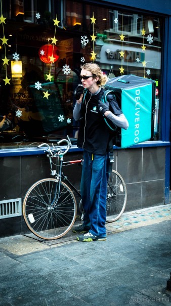 ЛЮДИ НА УЛИЦАХ ЛОНДОНА В ЯНВАРЕ