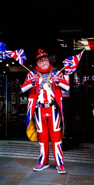 ЛЮДИ НА УЛИЦАХ ЛОНДОНА В ЯНВАРЕ