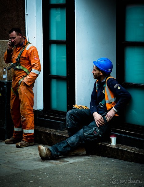 ЛЮДИ НА УЛИЦАХ ЛОНДОНА В ЯНВАРЕ