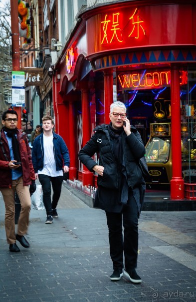 ЛЮДИ НА УЛИЦАХ ЛОНДОНА В ЯНВАРЕ