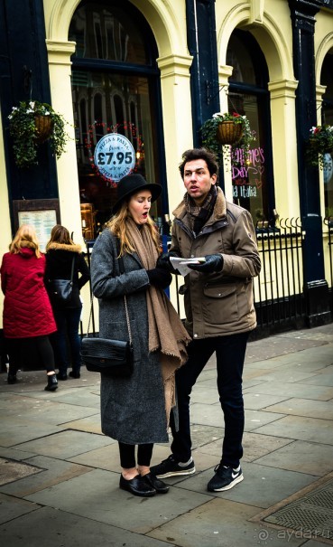 ЛЮДИ НА УЛИЦАХ ЛОНДОНА В ЯНВАРЕ