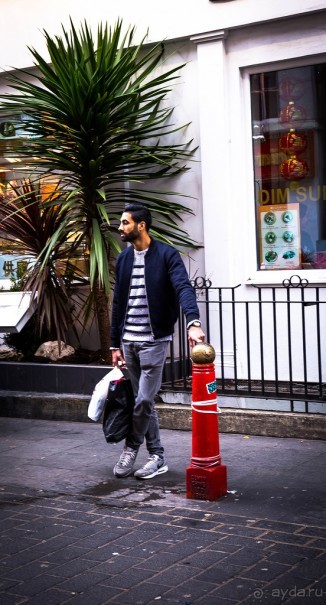 ЛЮДИ НА УЛИЦАХ ЛОНДОНА В ЯНВАРЕ