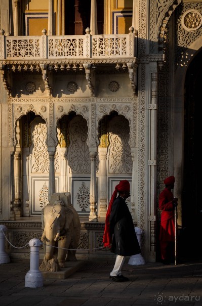 ВХОД ВО ВОРЕЦ МАХАРАДЖИ В ДЖАЙПУРЕ НА ЗАКАТЕ