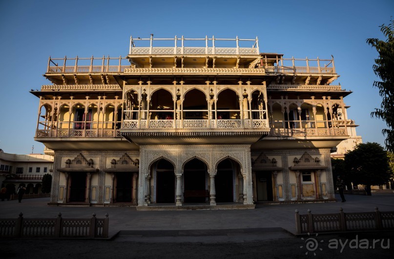 ВХОД ВО ВОРЕЦ МАХАРАДЖИ В ДЖАЙПУРЕ НА ЗАКАТЕ
