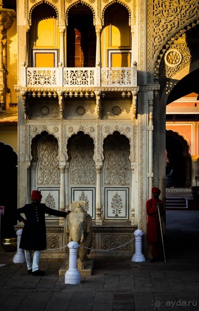 ВХОД ВО ВОРЕЦ МАХАРАДЖИ В ДЖАЙПУРЕ НА ЗАКАТЕ
