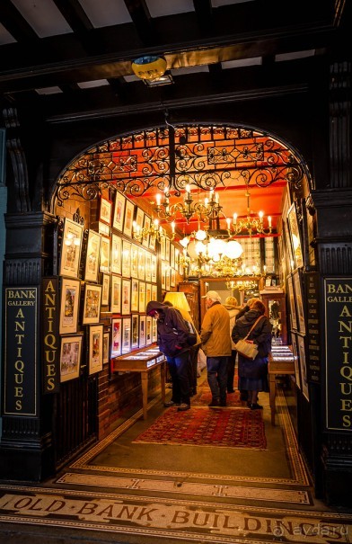 ДОЖДЬ В ЧЕСТЕРЕ - ЗОНТЫ И ВЫВЕСКИ