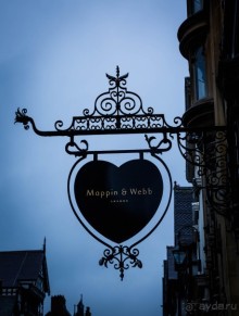 ДОЖДЬ В ЧЕСТЕРЕ - ЗОНТЫ И ВЫВЕСКИ