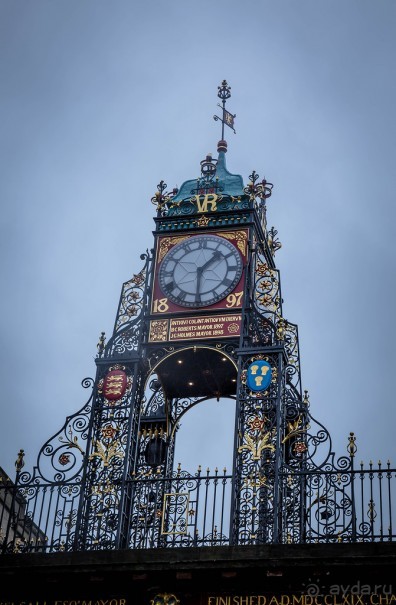 ДОЖДЬ В ЧЕСТЕРЕ - ЗОНТЫ И ВЫВЕСКИ