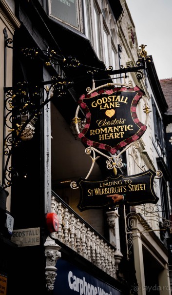 ДОЖДЬ В ЧЕСТЕРЕ - ЗОНТЫ И ВЫВЕСКИ