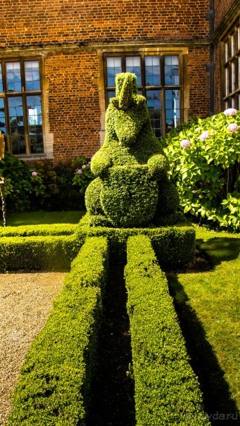 DODDINGTON HALL GARDENS, LINCOLNSHIRE