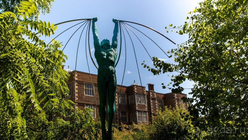 DODDINGTON HALL GARDENS, LINCOLNSHIRE