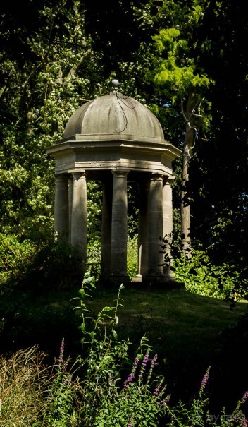 DODDINGTON HALL GARDENS, LINCOLNSHIRE