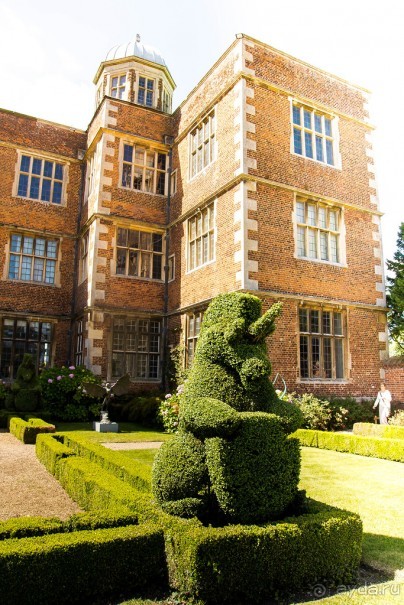 DODDINGTON HALL GARDENS, LINCOLNSHIRE