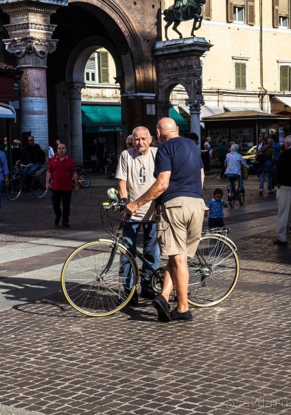 ЛЮДИ НА УЛИЦАХ ФЕРРАРЫ