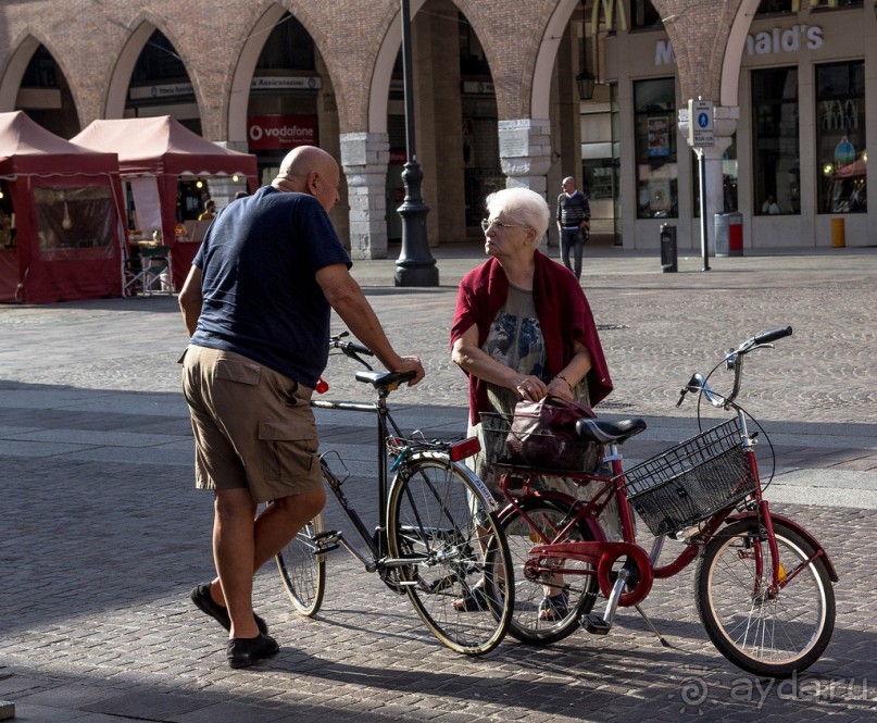 ЛЮДИ НА УЛИЦАХ ФЕРРАРЫ