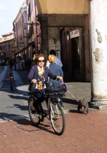 ЛЮДИ НА УЛИЦАХ ФЕРРАРЫ