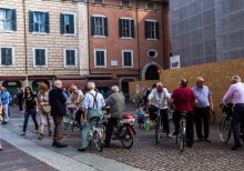 ЛЮДИ НА УЛИЦАХ ФЕРРАРЫ