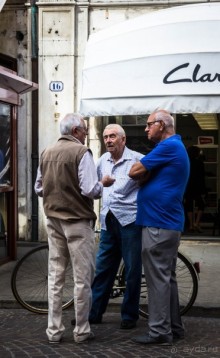 ЛЮДИ НА УЛИЦАХ ФЕРРАРЫ