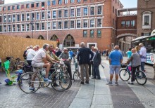 ЛЮДИ НА УЛИЦАХ ФЕРРАРЫ