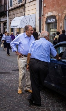 ЛЮДИ НА УЛИЦАХ ФЕРРАРЫ