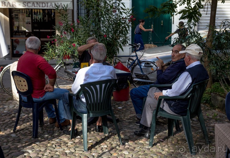 ЛЮДИ НА УЛИЦАХ ФЕРРАРЫ