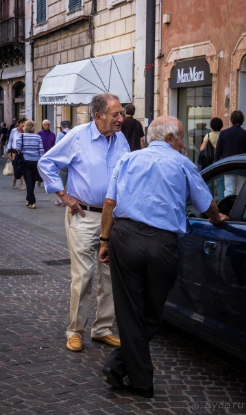 ЛЮДИ НА УЛИЦАХ ФЕРРАРЫ