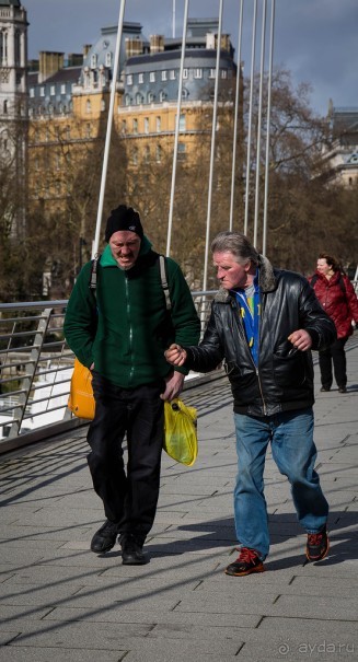 ЛЮДИ НА УЛИЦАХ ЛОНДОНА В КОНЦЕ МАРТА (продолжение)
