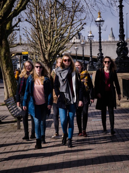 ЛЮДИ НА УЛИЦАХ ЛОНДОНА В КОНЦЕ МАРТА (продолжение)