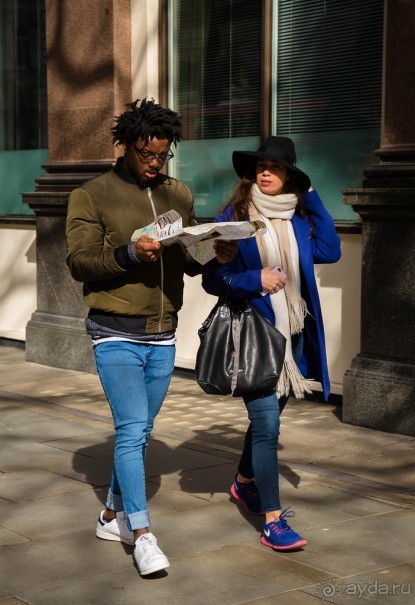 ЛЮДИ НА УЛИЦАХ ЛОНДОНА В КОНЦЕ МАРТА (продолжение)