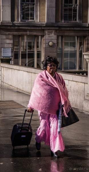 ЛЮДИ НА УЛИЦАХ ЛОНДОНА В КОНЦЕ МАРТА (продолжение)