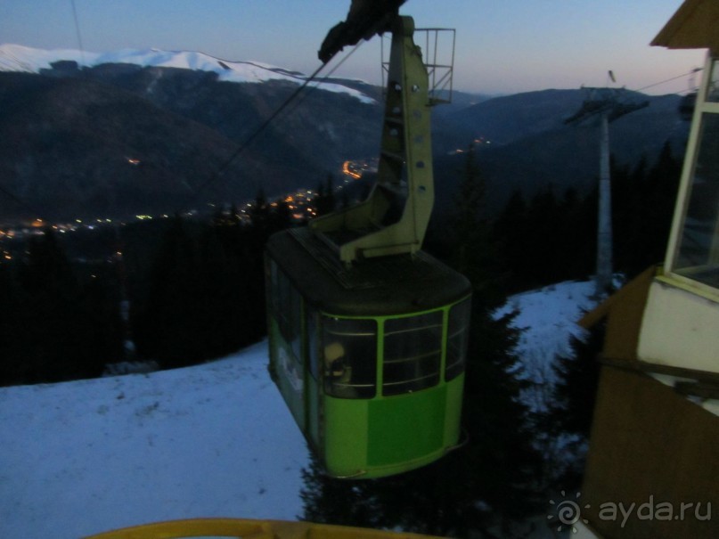 Такая телекабина доставляет людей из Синаи на высоту 2000м в горы