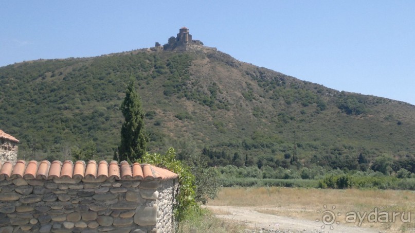 Вид на монастырь Джвари с улицы Мцхеты