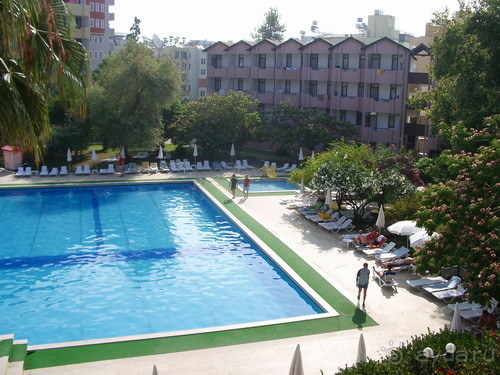 Вид на отель и бассейн